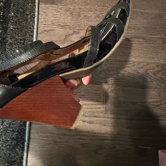 KENNETH COLE REACTION "Pine Language" 7.5 Black Strappy Brown Wood Heels Shoes. - Picture 10 of 11